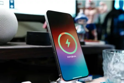 麻栗坡苹果15换屏服务分享用什么充电器给iPhone15充电更好 